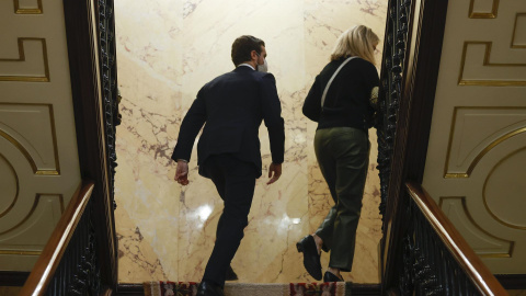 l líder del Partido Popular, Pablo Casado (c), abandona el hemiciclo tras una breve intervención en la sesión de control al Gobierno, este miércoles, en el Congreso de los Diputados. EFE/Chema Moya l líder del Partido Popular, Pablo Casado (c), abandona el hemiciclo tras una breve intervención en la sesión de control al Gobierno, este miércoles, en el Congreso de los Diputados. EFE/Chema Moya