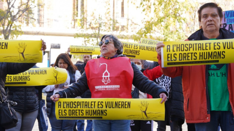 Concentrats davant l'Ajuntament de l'Hospitalet de Llobregat per reclamar millores en els serveis socials municipals. — CEDIDA A L'ACN Concentrats davant l'Ajuntament de l'Hospitalet de Llobregat per reclamar millores en els serveis socials municipals. — CEDIDA A L'ACN
