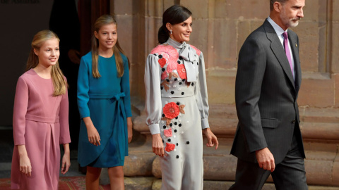 Los reyes Felipe VI y Letizia, con la princesa Leonor y la infanta Sofía, en los actos previos de la entrega de los Premios Princesa de Asturias, en Ovieo. REUTERS Los reyes Felipe VI y Letizia, con la princesa Leonor y la infanta Sofía, en los actos previos de la entrega de los Premios Princesa de Asturias, en Ovieo. REUTERS