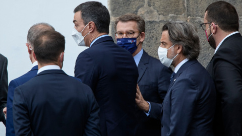 Sánchez y Feijóo coinciden en un acto homenaje al pueblo de La Palma.- J. Hellín. POOL / Europa Press Sánchez y Feijóo coinciden en un acto homenaje al pueblo de La Palma.- J. Hellín. POOL / Europa Press