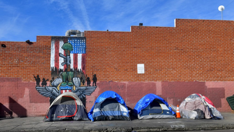 Tiendas para sintecho alineadas en una calle de Los Ángeles (California, EEUU). AFP/Frederic J. Bown Tiendas para sintecho alineadas en una calle de Los Ángeles (California, EEUU). AFP/Frederic J. Bown