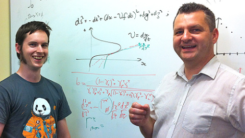 Brendan McMonigal (a la izquierda) junto a su director de tesis. Crédito de la fotografía: University of Sydney brendan