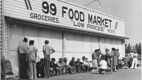 Cola de gente en California esperando para recibir comida de los servicios asistenciales. Cola de gente en California esperando para recibir comida de los servicios asistenciales.