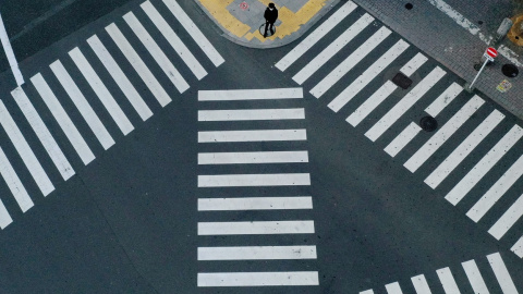 Un hombre con mascarilla parado en el conocido cruce de calles de Tokio frente a la estación de Shinjuku, prácticamente desértico por las medidas de emergencia decretadas por el gobierno japonés frente a la pandemia del coronavirus. REUTERS/Kim Kyung Un hombre con mascarilla parado en el conocido cruce de calles de Tokio frente a la estación de Shinjuku, prácticamente desértico por las medidas de emergencia decretadas por el gobierno japonés frente a la pandemia del coronavirus. REUTERS/Kim Kyung-