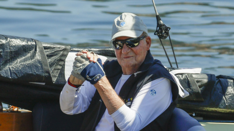 El rey emérito Juan Carlos I, a bordo del Bribón, al inicio de la segunda jornada de regata en el puerto de Sanxenxo, este domingo 30 de julio. Lavandeira Jr / EFE El rey emérito Juan Carlos I, a bordo del Bribón, al inicio de la segunda jornada de regata en el puerto de Sanxenxo, este domingo 30 de julio. Lavandeira Jr / EFE