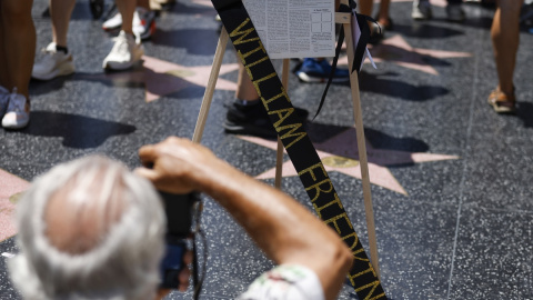 Brian Donnelly toma una fotografía de una corona de flores que fue colocada sobre la estrella del Paseo de la Fama de Hollywod del director William Friedkin en Los Ángeles, EE.UU. / CAROLINE BREHMAN - EFE Brian Donnelly toma una fotografía de una corona de flores que fue colocada sobre la estrella del Paseo de la Fama de Hollywod del director William Friedkin en Los Ángeles, EE.UU. / CAROLINE BREHMAN - EFE