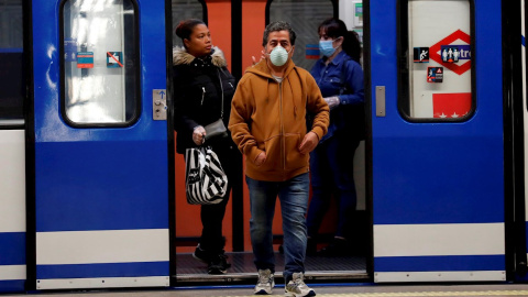 Gente con mascarillas en el metro de la estación de Atocha, Madrid. EFE/Chema Moya Gente con mascarillas en el metro de la estación de Atocha, Madrid. EFE/Chema Moya