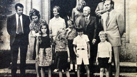 Franco junto a los Borbones en el polémico Pazo de Meirás, en 1972. Franco junto a los Borbones en el polémico Pazo de Meirás, en 1972.