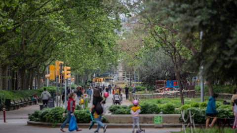 Varios niños pasean con sus padres en un parque en Barcelona. E.P./David Zorrakino Varios niños pasean con sus padres en un parque en Barcelona. E.P./David Zorrakino