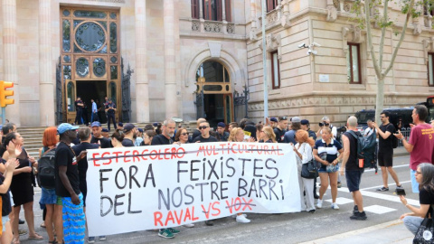 Diverses persones concentrades davant de l'Audiència de Barcelona per donar suport als veïns del Raval. / LAURA FÍGULS - ACN Diverses persones concentrades davant de l'Audiència de Barcelona per donar suport als veïns del Raval. / LAURA FÍGULS - ACN
