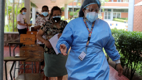 Una mujer afiliada al IHSS acude a vacunarse contra el coronavirus este martes, en Tegucigalpa (Honduras).- EFE Una mujer afiliada al IHSS acude a vacunarse contra el coronavirus este martes, en Tegucigalpa (Honduras).- EFE