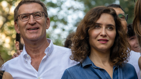 Alberto Núñez Feijóo e Isabel Díaz Ayuso posan antes de la manifestación de SCC contra la amnistía y la autodeterminación, a 8 de octubre de 2023, en Barcelona. Lorena Sopêna / Europa Press. Alberto Núñez Feijóo e Isabel Díaz Ayuso, antes de la manifestación de SCC, a 8 de octubre de 2023, en Barcelona. Lorena Sopêna / Europa Press.