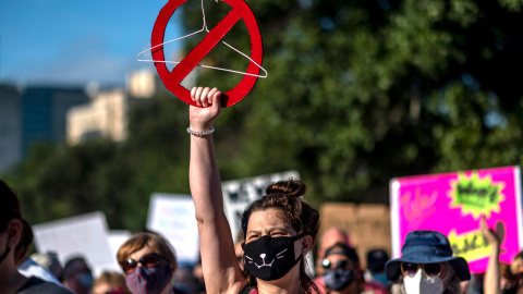 Manifestantes participan en la Marcha y Concentración de Mujeres por la Justicia en el Aborto en Austin, Texas, el 2 de octubre de 2021. Manifestantes participan en la Marcha y Concentración de Mujeres por la Justicia en el Aborto en Austin, Texas, el 2 de octubre de 2021.