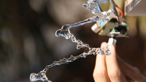 Fotograma del fascinante vídeo que podéis ver al final de este post. (Crédito de la imagen: Youtube) agua-gravedad