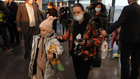 Los pasajeros llegan durante la llegada de los primeros refugiados ucranianos procedentes de la República de Moldavia en avión al aeropuerto de Frankfurt, en Frankfurt am Main, Alemania, el 25 de marzo de 2022.- EFE Los pasajeros llegan durante la llegada de los primeros refugiados ucranianos procedentes de la República de Moldavia en avión al aeropuerto de Frankfurt, en Frankfurt am Main, Alemania, el 25 de marzo de 2022.- EFE