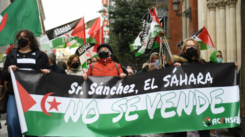 Varias personas, con banderas saharauis y una pancarta que reza 'Sr Sánchez, El Sáhara no se vende', protestan durante una manifestación convocada por la Coordinadora Estatal de Asociaciones Solidarias con el Sáhara (CEAS-Sáhara), frente al Minister Varias personas, con banderas saharauis y una pancarta que reza 'Sr Sánchez, El Sáhara no se vende', protestan durante una manifestación convocada por la Coordinadora Estatal de Asociaciones Solidarias con el Sáhara (CEAS-Sáhara), frente al Minister