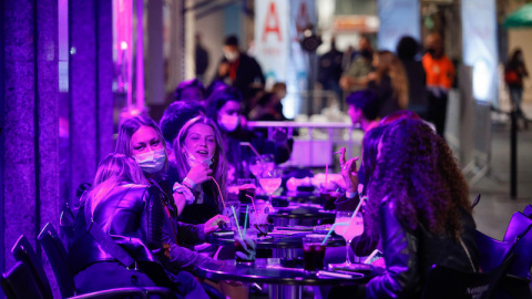 Algunas personas en la calle Primer de Maig, a 20 de mayo de 2021, en Barcelona.- EP Algunas personas en la calle Primer de Maig, a 20 de mayo de 2021, en Barcelona.- EP