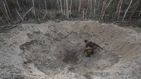 Un militar ucraniano inspecciona un agujero producido por un misil ruso cerca de Kiev (Ucrania). EFE/EPA/STR Un militar ucraniano inspecciona un agujero producido por un misil ruso cerca de Kiev (Ucrania). EFE/EPA/STR