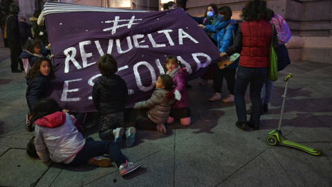 Varios niños y sus padres sujetan una pancarta de 'Revuelta Escolar', durante una concentración en recuerdo a la niña de seis años fallecida tras ser atropellada a la salida de su colegio en el barrio de Mirasierra, en la plaza de Cibeles, a 5 de nov Varios niños y sus padres sujetan una pancarta de 'Revuelta Escolar', durante una concentración en recuerdo a la niña de seis años fallecida tras ser atropellada a la salida de su colegio en el barrio de Mirasierra, en la plaza de Cibeles, a 5 de nov