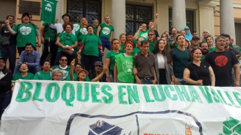 Afectados y activistas de la PAH de Vallecas denuncian el posible desahucio de más de cien personas de 10 bloques de viviendas del barrio.- PÚBLICO Afectados y activistas de la PAH de Vallecas denuncian el posible desahucio de más de cien personas de 10 bloques de viviendas del barrio.- PÚBLICO