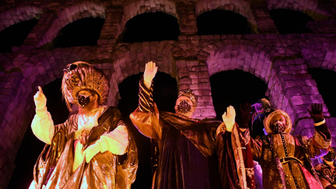 Los Reyes Magos de Oriente saludan a los niños junto al Acueducto tras la tradicional Cabalgata de Reyes que se celebró el miércoles en Segovia Los Reyes Magos de Oriente saludan a los niños junto al Acueducto tras la tradicional Cabalgata de Reyes que se celebró el miércoles en Segovia
