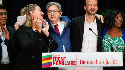 Jean-Luc Mélenchon (c) junto a otros líderes del Nuevo Frente Popular francés, la noche de las elecciones legistalivas.-elmo Pinto / SOPA Images via ZUMA Jean-Luc Mélenchon (c) junto a otros líderes del Nuevo Frente Popular francés, la noche de las elecciones legistalivas.-elmo Pinto / SOPA Images via ZUMA
