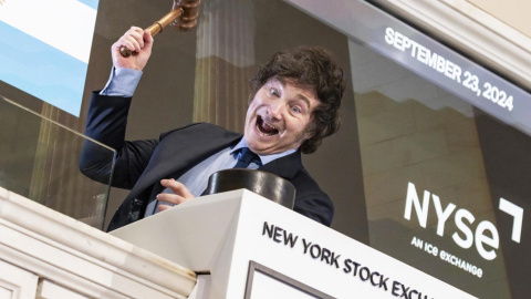 El presidente argentino Javier Milei posa para una fotografía durante su visita a la Bolsa de Nueva York (NYSE) para tocar la campana de apertura en Nueva York. EFE/ Justin Lane El presidente argentino Javier Milei posa para una fotografía durante su visita a la Bolsa de Nueva York (NYSE) para tocar la campana de apertura en Nueva York. EFE/ Justin Lane
