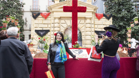 Macarena Olona, la candidata de Vox a la Presidencia de la Junta posa en una cruz de Granada.- EFE Macarena Olona, la candidata de Vox a la Presidencia de la Junta posa en una cruz de Granada.- EFE