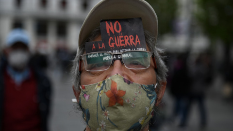 Un hombre con un cartel de 'No a la guerra', en la manifestación por la insumisión a todas la guerras, en la plaza del Callao, a 8 de abril de 2022, en Madrid (España).- Fernando Sánchez / Europa Press Un hombre con un cartel de 'No a la guerra', en la manifestación por la insumisión a todas la guerras, en la plaza del Callao, a 8 de abril de 2022, en Madrid (España).- Fernando Sánchez / Europa Press