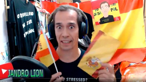 Jandro Lion en el arranque de un vídeo empleando los escudos y símbolos de la Policía Nacional y la Guardia Civil para hacer campaña electoral a favor de Vox. Jandro Lion en el arranque de un vídeo empleando los escudos y símbolos de la Policía Nacional y la Guardia Civil para hacer campaña electoral a favor de Vox.