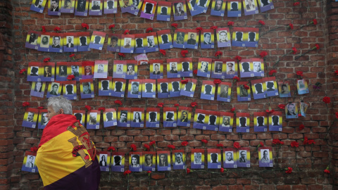 Imagen de archivo. Homenaje a las víctimas de la represión franquista en el cementerio de La Almudena.- Isabel Infantes / Europa Press Imagen de archivo. Homenaje a las víctimas de la represión franquista en el cementerio de La Almudena.- Isabel Infantes / Europa Press