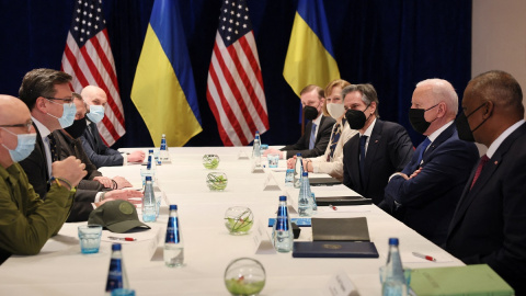 El presidente de EEUU, Joe Biden, en una reunión junto al ministro de Relaciones Exteriores de Ucrania, Dmytro Kuleba, y el ministro de Defensa de Ucrania, Oleksii. —REUTERS/Evelyn Hockstein Reznikov El presidente de EEUU, Joe Biden, en una reunión junto al ministro de Relaciones Exteriores de Ucrania, Dmytro Kuleba, y el ministro de Defensa de Ucrania, Oleksii. —REUTERS/Evelyn Hockstein Reznikov