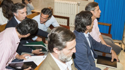 Momento del juicio que ha comenzado hoy en la Audiencia de Palma a los seis hermanos Ruiz-Mateos, primera fila, de i a d: Zoilo, José María y Javier; segunda fila i a d: Alfonso, Pablo y Álvaro, por la presunta estafa en la compra de los hoteles Beverl Momento del juicio que ha comenzado hoy en la Audiencia de Palma a los seis hermanos Ruiz-Mateos, primera fila, de i a d: Zoilo, José María y Javier; segunda fila i a d: Alfonso, Pablo y Álvaro, por la presunta estafa en la compra de los hoteles Beverl