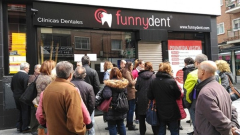 Varias personas se congregan ante una clínica de Funnydent. - EP Varias personas se congregan ante una clínica de Funnydent. - EP