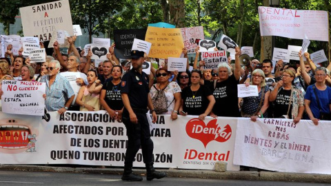Manifestación ante el Ministerio de Sanidad de afectados por la empresa de odontología iDental. - EFE Manifestación ante el Ministerio de Sanidad de afectados por la empresa de odontología iDental. - EFE