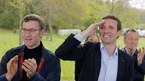 El presidente de la Xunta, Alberto Núñez Feijóo, y el candidato a la presidencia del Gobierno Pablo Casado saludan a su llegada a un acto en Santiago de Compostela. / EFE