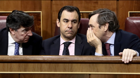 Los diputados del PP José Antonio Bermúdez de Castro, Fernando Martínez Maíllo y el portavoz popular, Rafael Hernando, conversan durante la sesión de control al Gobierno en el Congreso. EFE/Mariscal Los diputados del PP José Antonio Bermúdez de Castro, Fernando Martínez Maíllo y el portavoz popular, Rafael Hernando, conversan durante la sesión de control al Gobierno en el Congreso. EFE/Mariscal