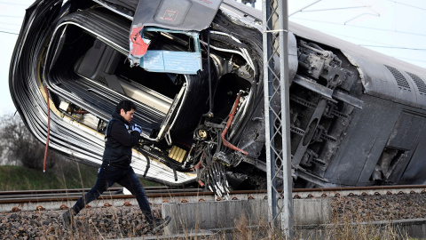 Un personal de emergencia trabaja después de que un tren de alta velocidad que viajaba de Milán a Bolonia descarriló matando al menos a dos personas cerca de Lodi, Italia, el 6 de febrero de 2020. REUTERS / Flavio Lo Scalzo Un personal de emergencia trabaja después de que un tren de alta velocidad que viajaba de Milán a Bolonia descarriló matando al menos a dos personas cerca de Lodi, Italia, el 6 de febrero de 2020. REUTERS / Flavio Lo Scalzo