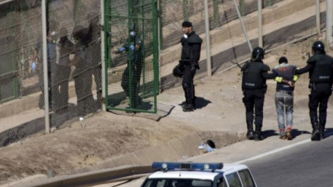 Una de las devoluciones en caliente en la valla de Melilla por las que Estrasburgo condenó a España, el 13 de agosto de 2014, de la que ahora se retracta.- EFE Una de las devoluciones en caliente en la valla de Melilla por las que Estrasburgo condenó a España, el 13 de agosto de 2014, de la que ahora se retracta.- EFE