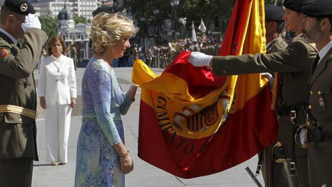 Esperanza Aguirre, con la bandera de España. EFE Esperanza Aguirre, con la bandera de España. EFE