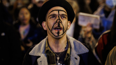 Un hombre participa en una concentración contra la guerra en Ucrania y contra la OTAN, en la Puerta del Sol, a 25 de febrero de 2022, en Madrid (España).- EUROPA PRESS Un hombre participa en una concentración contra la guerra en Ucrania y contra la OTAN, en la Puerta del Sol, a 25 de febrero de 2022, en Madrid (España).- EUROPA PRESS