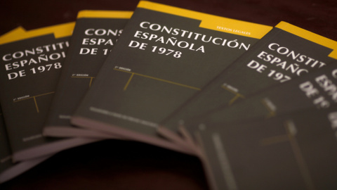 Ejemplares de la Constitución española de 1978. REUTERS Ejemplares de la Constitución española de 1978. REUTERS