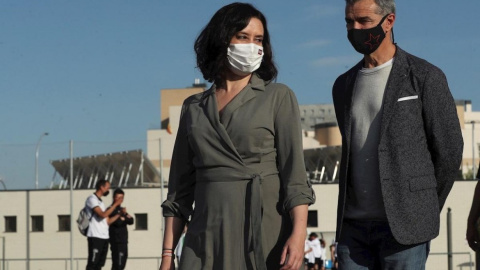 La presidenta de la Comunidad de Madrid y candidata del PP a la reelección, Isabel Díaz Ayuso, junto a Toni Cantó en el barrio de Sanchinarro, el día 6 de abril. — Kiko Huesca / EFE La presidenta de la Comunidad de Madrid y candidata del PP a la reelección, Isabel Díaz Ayuso, junto a Toni Cantó en el barrio de Sanchinarro, el día 6 de abril. — Kiko Huesca / EFE