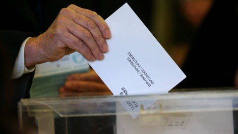 Una persona deposita su papeleta en una urna. REUTERS Una persona deposita su papeleta en una urna. REUTERS