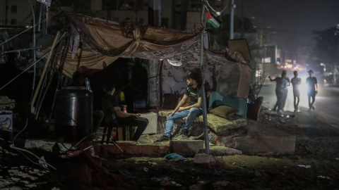 Palestinos se resguardan bajo una choza en las ruinas de su casa destruida en Beit Hanoun.- Mohammed Talatene / dpa Palestinos se resguardan bajo una choza en las ruinas de su casa destruida en Beit Hanoun.- Mohammed Talatene / dpa