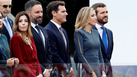 El líder de Vox Santiago Abascal (i), el líder de Ciudadanos Albert Rivera (c), y el presidente del PP Pablo Casado, en el madrileño Paseo de la Castellana, durante el desfile de la Fiesta Nacional. EFE/Ballesteros El líder de Vox Santiago Abascal (i), el líder de Ciudadanos Albert Rivera (c), y el presidente del PP Pablo Casado, en el madrileño Paseo de la Castellana, durante el desfile de la Fiesta Nacional. EFE/Ballesteros