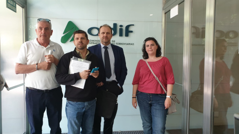 Representantes de la Plataforma de Víctimas del Alvia, a su llegada a la sede de Adif. Representantes de la Plataforma de Víctimas del Alvia, a su llegada a la sede de Adif.