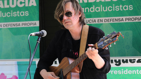 El músico Nacho Vegas actúa durante un acto de homenaje a Federico García Lorca por el 124 aniversario de su nacimiento, celebrado en el marco de la campaña electoral del partido Adelante Andalucía, el pasado domingo en el Campo del Príncipe de Gra El músico Nacho Vegas actúa durante un acto de homenaje a Federico García Lorca por el 124 aniversario de su nacimiento, celebrado en el marco de la campaña electoral del partido Adelante Andalucía, el pasado domingo en el Campo del Príncipe de Gra