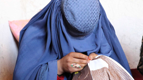 Una mujer afgana trabaja bordando ropa en un taller en Kandahar, Afganistán..- EFE Una mujer afgana trabaja bordando ropa en un taller en Kandahar, Afganistán..- EFE
