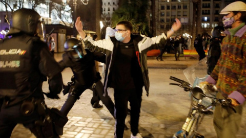 La difusión de imágenes como esta, de un agente de Policía cargando contra una manifestante pacífico a favor de Pablo Hasél en València, son las que, según las Fuerzas de Seguridad, les deja vendidas.- EFE La difusión de imágenes como esta, de un agente de Policía cargando contra una manifestante pacífico a favor de Pablo Hasél en València, son las que, según las Fuerzas de Seguridad, les deja vendidas.- EFE